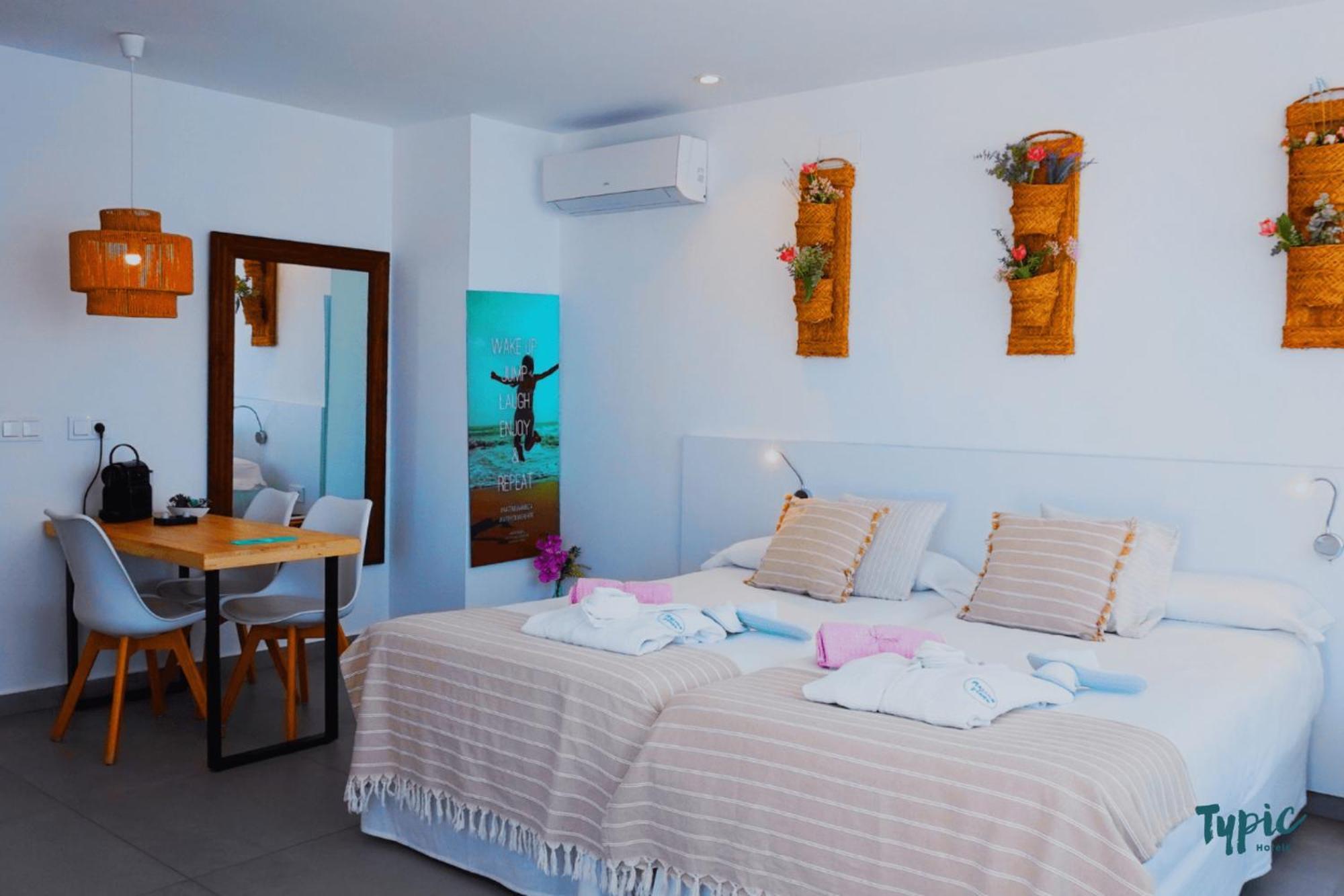 Aparthotel Typic Marina Playa - Adults Only à Sant Antoni de Portmany Extérieur photo
