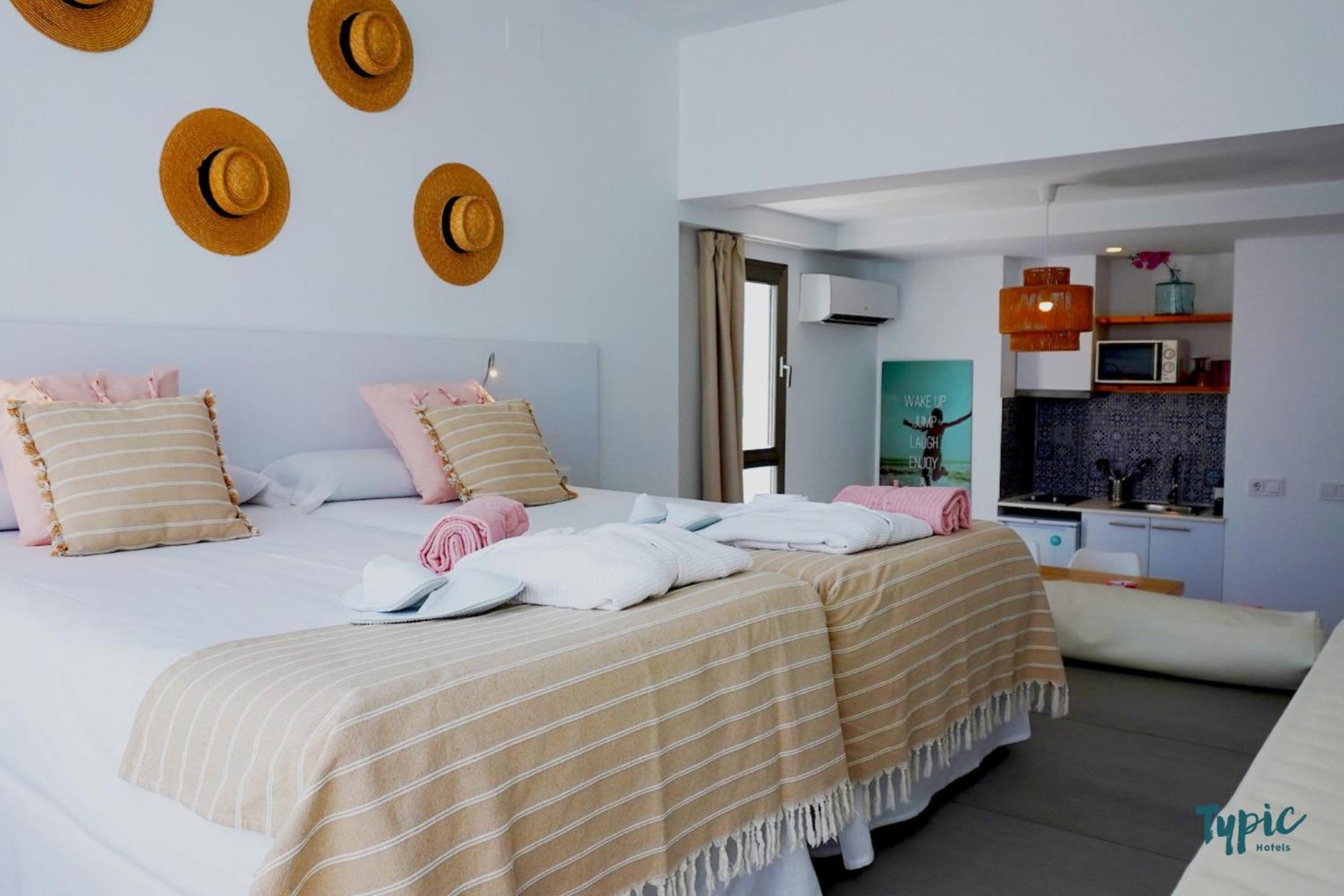 Aparthotel Typic Marina Playa - Adults Only à Sant Antoni de Portmany Extérieur photo