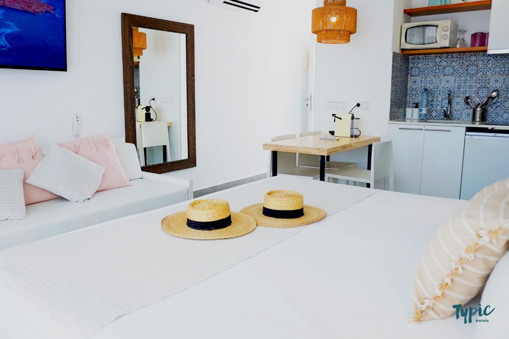 Aparthotel Typic Marina Playa - Adults Only à Sant Antoni de Portmany Extérieur photo